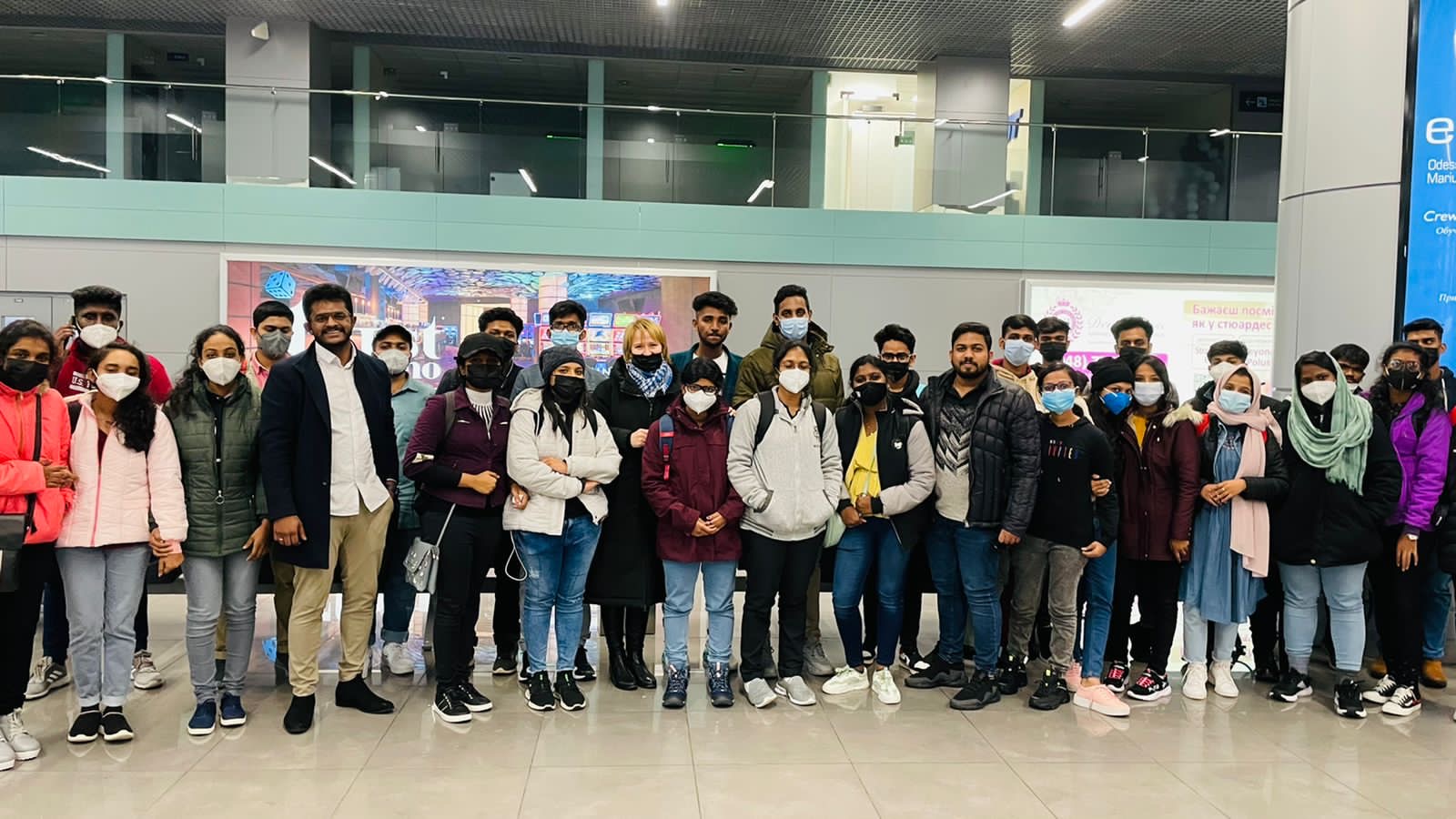 Batch arrival — students received at the airport abroad