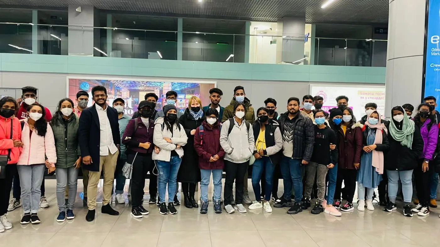 Batch arrival — students received at the airport abroad
